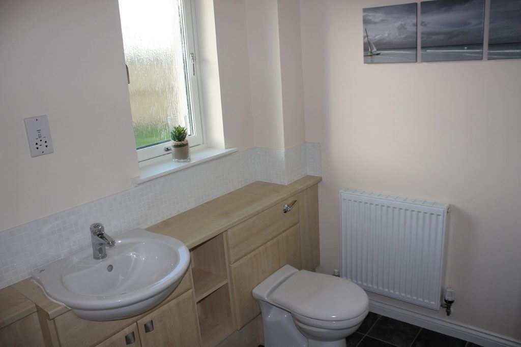 The family bathroom at Jamieson House, Self-catering accommodation, Aviemore, Scotland